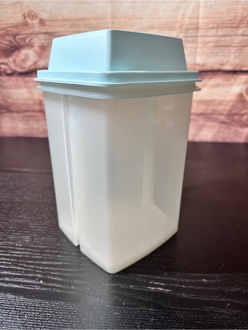 Tupperware Pick-A-Deli container  1562-2 2qrts 8.5 Cups Large Size